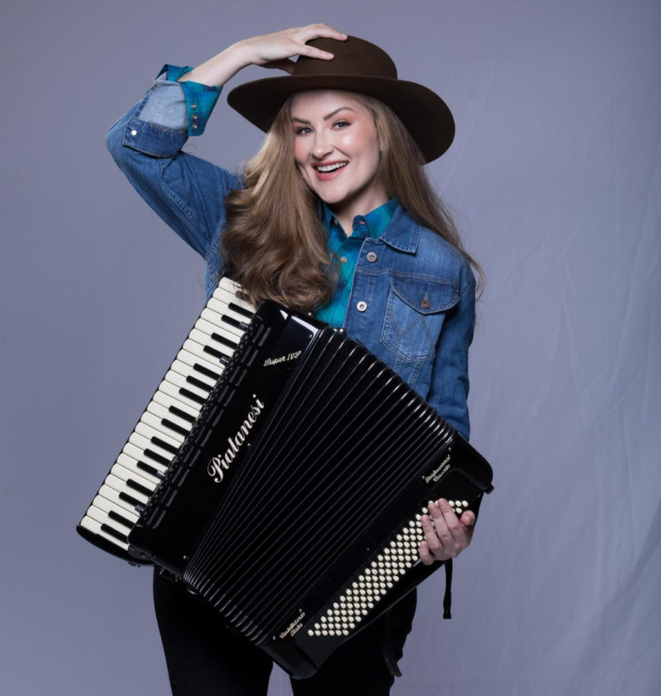  Sanfoneira paranaense Bia Socek se apresenta no dia 26 de abril (domingo) em Laguna Carapã