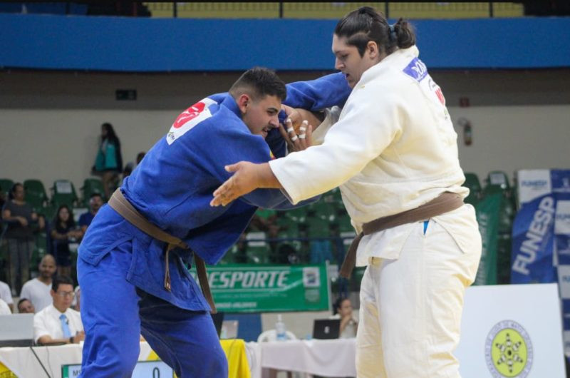 Breno Dias (branco) deve disputar medalhas nas categorias Sub-18 e Sênior (Foto: Divulgação/ACJ)
