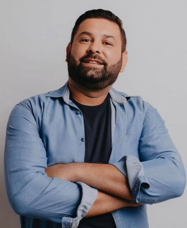 @fersoaresrodrigues é o nosso CEO. Fernando Soares é empresário e tem amplo conhecimento em Publicidade e propaganda, atuando na área há mais de 20 anos e, é dono de uma experiência inquestionável em Marketing áudiovisual e eventos corporativos. Contudo, aqui na @pearagencia experiência e garra para resolver problemas será nosso forte.