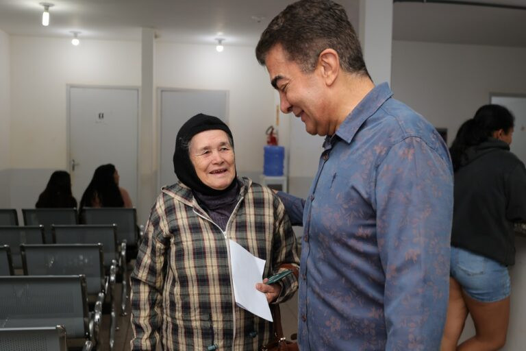 Luzia destacou ao prefeito as melhorias que vem ocorrendo no posto e no bairro