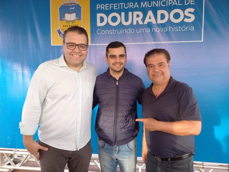 Morador do Vila Roma, André Bianchi com o prefeito Alan Guedes e o senador Nelsinho Trad na assinatura do Ordem de Serviço das obras
