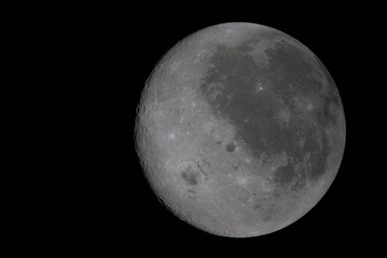 O lado oculto da Lua está na parte mais clara à esquerda da imagem. -Foto: Nasa