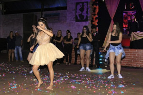 Dj por mais uma noite: Marcos Pierry foi Deejay  de debutante em Novo Horizonte do Sul.