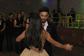 Dj por mais uma noite: Marcos Pierry foi Deejay  de debutante em Novo Horizonte do Sul.