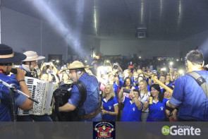 Confiram as fotos do "Baile do Chopp" com o grupo Minuano
