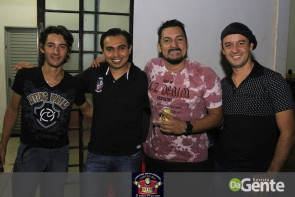Confiram as fotos do "Baile do Chopp" com o grupo Minuano
