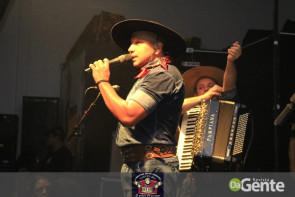 Confiram as fotos do "Baile do Chopp" com o grupo Minuano