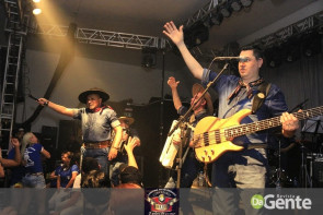 Confiram as fotos do "Baile do Chopp" com o grupo Minuano