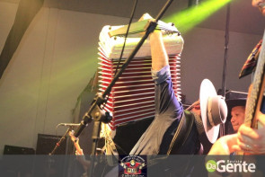 Confiram as fotos do "Baile do Chopp" com o grupo Minuano