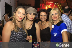 Confiram as fotos do "Baile do Chopp" com o grupo Minuano