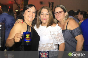 Confiram as fotos do "Baile do Chopp" com o grupo Minuano