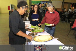 Confraternização: Professores se reunem e comemoram o dia do funcionário público