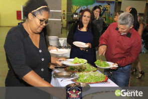 Confraternização: Professores se reunem e comemoram o dia do funcionário público