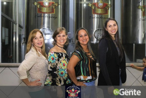 Confraternização: Professores municipais da escola Luiz Antonio comemoram datas em família