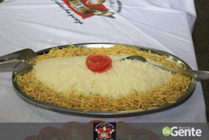 Confraternização: Professores municipais da escola Luiz Antonio comemoram datas em família