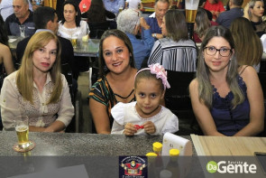 Confraternização: Professores municipais da escola Luiz Antonio comemoram datas em família