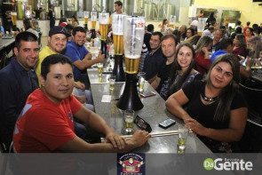 Confraternização: Professores municipais da escola Luiz Antonio comemoram datas em família