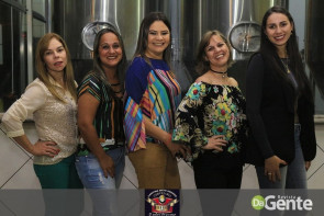 Confraternização: Professores municipais da escola Luiz Antonio comemoram datas em família