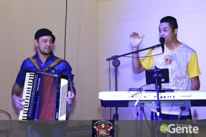 Confraternização: Professores municipais da escola Luiz Antonio comemoram datas em família