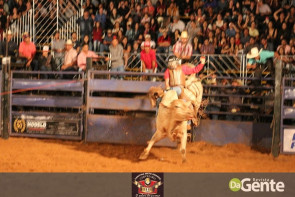 Abertura do Dourados Rodeio Festival foi um sucesso. Confira os Clicks