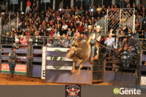 Abertura do Dourados Rodeio Festival foi um sucesso. Confira os Clicks