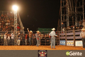 Abertura do Dourados Rodeio Festival foi um sucesso. Confira os Clicks