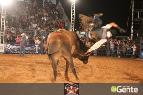 Abertura do Dourados Rodeio Festival foi um sucesso. Confira os Clicks