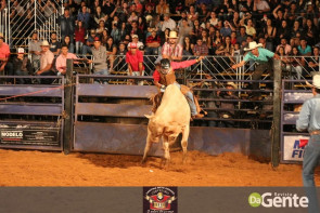 Abertura do Dourados Rodeio Festival foi um sucesso. Confira os Clicks