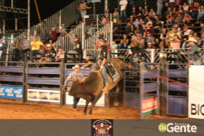 Abertura do Dourados Rodeio Festival foi um sucesso. Confira os Clicks