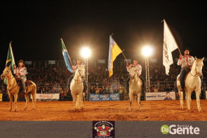 Abertura do Dourados Rodeio Festival foi um sucesso. Confira os Clicks