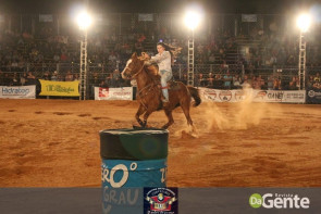 Veja os clicks da segunda noite do Dourados Rodeio Festival