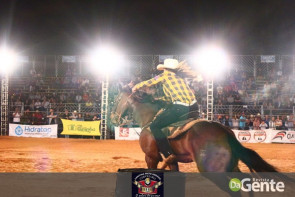 Veja os clicks da segunda noite do Dourados Rodeio Festival