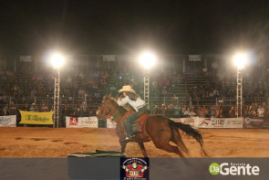 Veja os clicks da segunda noite do Dourados Rodeio Festival