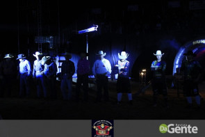 Veja os clicks da segunda noite do Dourados Rodeio Festival