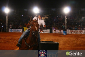 Veja os clicks da segunda noite do Dourados Rodeio Festival