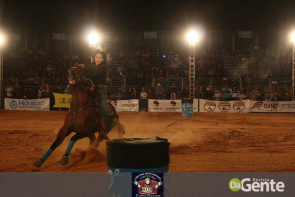 Veja os clicks da segunda noite do Dourados Rodeio Festival