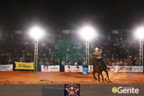 Veja os clicks da segunda noite do Dourados Rodeio Festival
