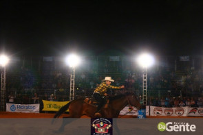 Veja os clicks da segunda noite do Dourados Rodeio Festival