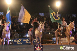 Veja os clicks da segunda noite do Dourados Rodeio Festival