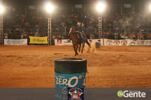 Veja os clicks da segunda noite do Dourados Rodeio Festival