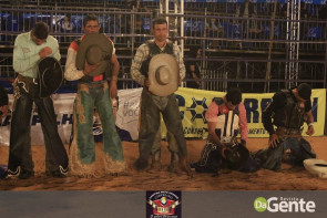 Veja os clicks da segunda noite do Dourados Rodeio Festival