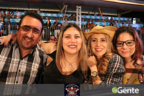 Veja os clicks da segunda noite do Dourados Rodeio Festival