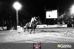 Veja os clicks da segunda noite do Dourados Rodeio Festival