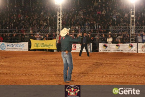 Veja os clicks da terceira noite do Dourados Rodeio Festival
