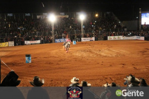 Veja os clicks da terceira noite do Dourados Rodeio Festival