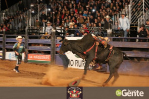 Veja os clicks da terceira noite do Dourados Rodeio Festival