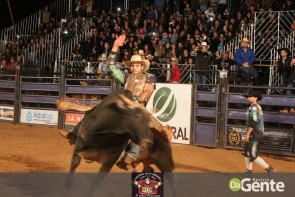 Veja os clicks da terceira noite do Dourados Rodeio Festival