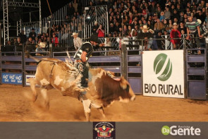 Veja os clicks da terceira noite do Dourados Rodeio Festival