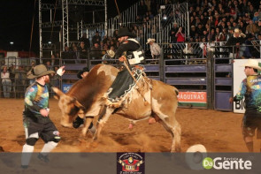Veja os clicks da terceira noite do Dourados Rodeio Festival