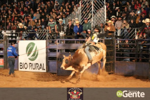 Veja os clicks da terceira noite do Dourados Rodeio Festival